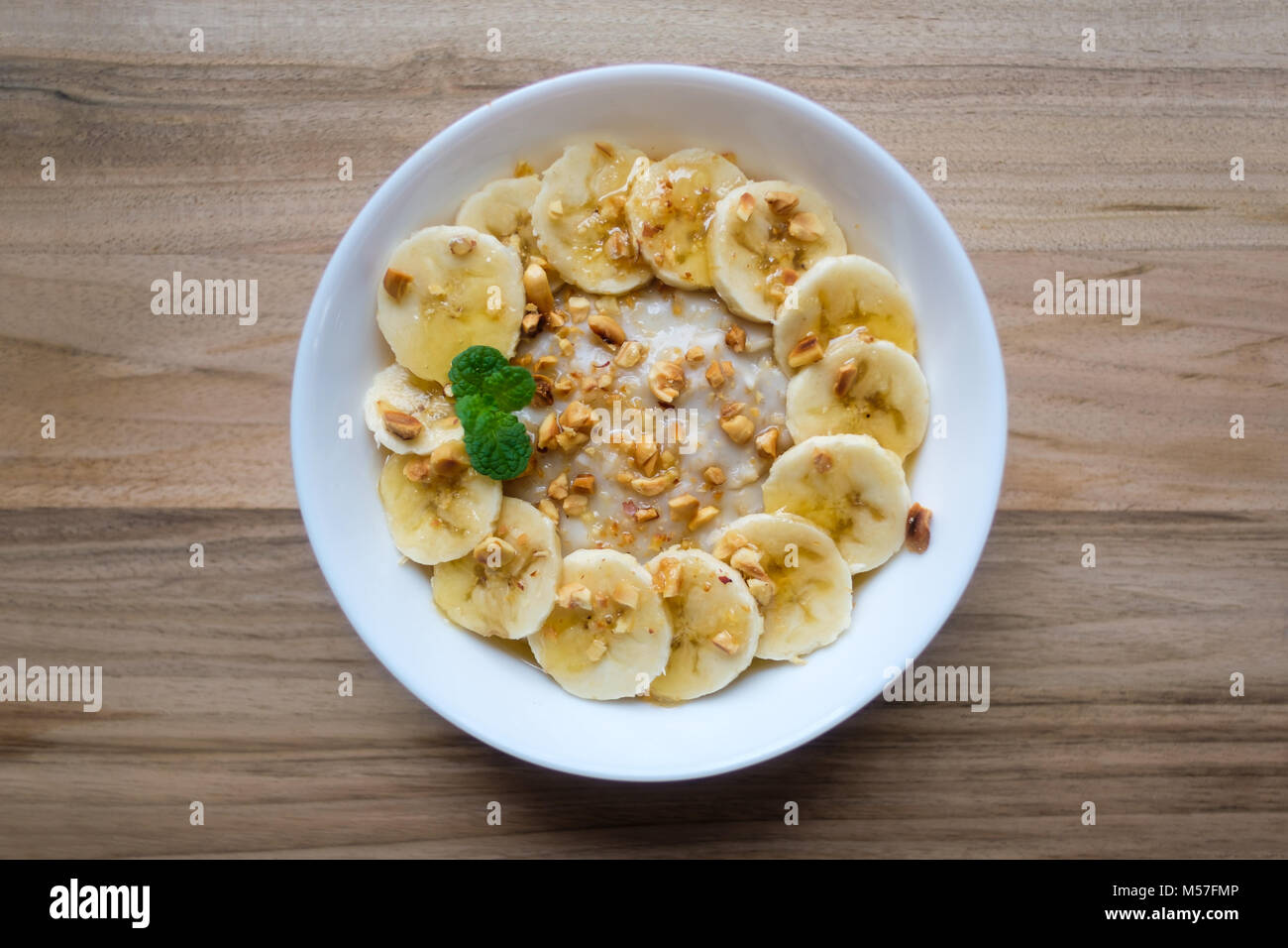 Haferflocken mit Banane, Nüssen und Honig Stockfoto