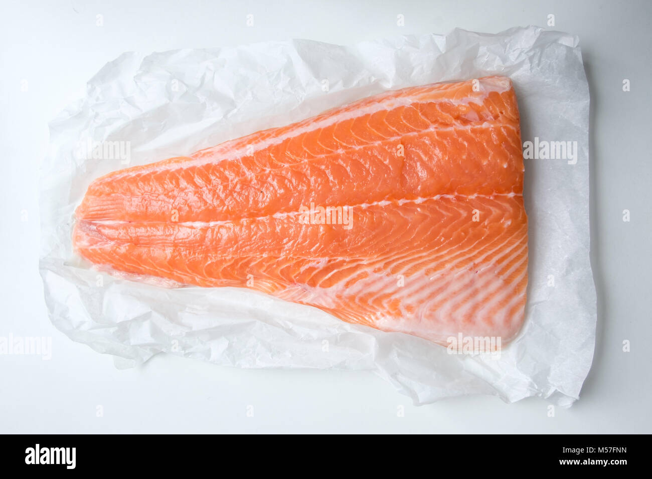 Filet vom Lachs Fisch auf weißem Papier closeup Stockfoto