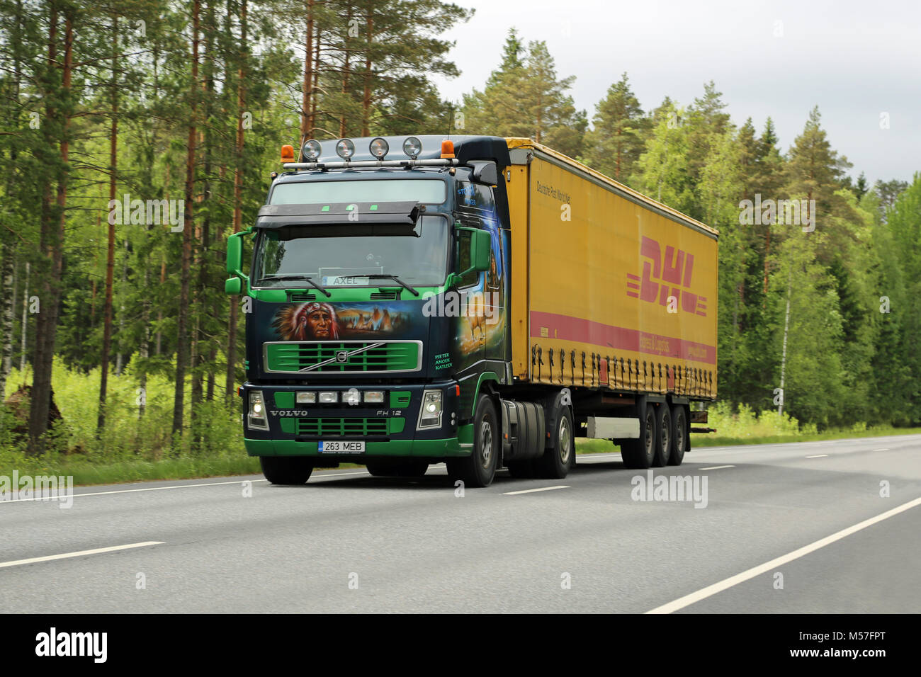 KOSKI, Finnland - 1. JUNI 2014: schön bemalte Volvo FH 12 Lkw auf der Straße. Die meisten der ausführlichen Designs auf Lastwagen werden durch Airbrush vehicl erstellt Stockfoto