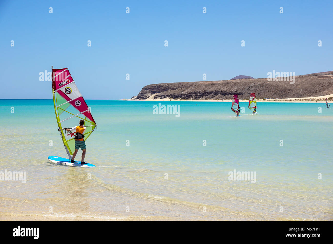 Fuerteventura, Kanarische Insel, 08. Juni 2017: Ein Mann ist Windsurfen genießen. Es ist notwendig, mit einer Surfschule zu erfahren. Dieser Sport begeistert ist und über die ganze Insel praktiziert Stockfoto