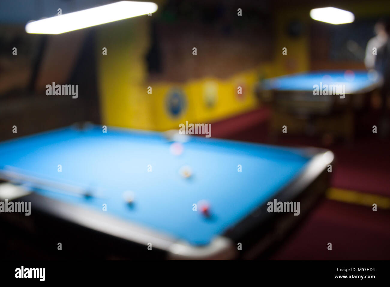 Defokussiertem Hintergrund der Billard Spielzimmer - Verschwommenes  Zusammensetzung der Pool Spiel Limousine mit dominanten multicolor Farben  und Glühlampen Neonlicht Stockfotografie - Alamy