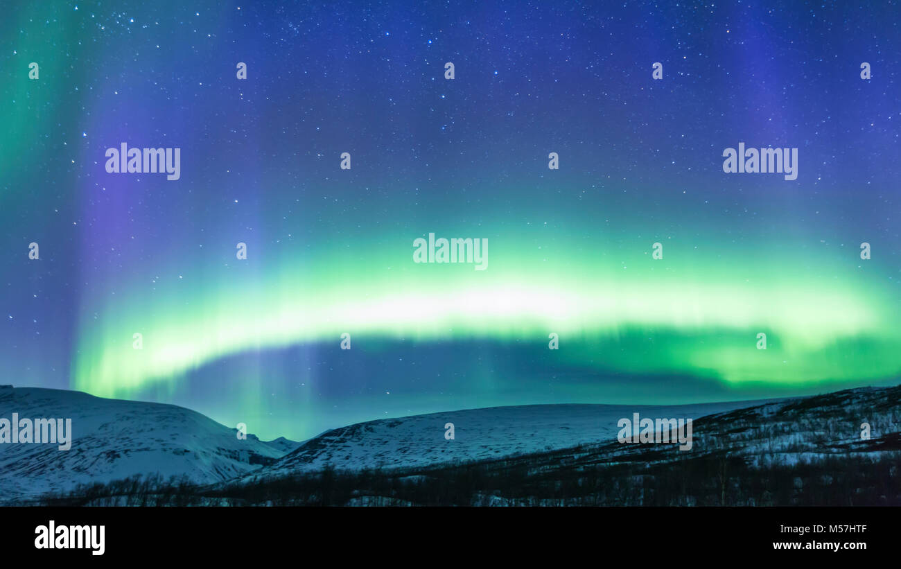 Nordlichter (Aurora Borealis) über Berge, Kebnekaise Fjällstation, Kungsleden oder King's Trail, Provinz Lappland Stockfoto