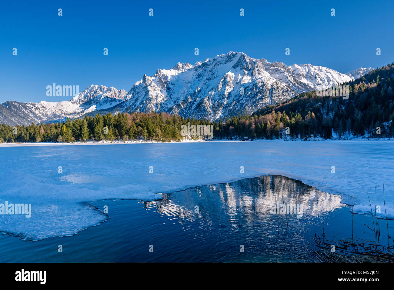 See Lautersee im Winter, Werdenfelser Land, Oberbayern, Deutschland Stockfoto
