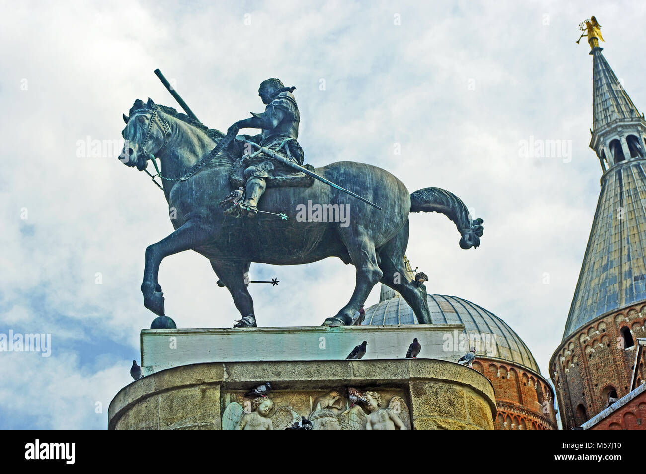 Von Donatello Statue des Gattamelata, durch die Basilika di St. Antonio, Kirche, Padua, Italien Stockfoto