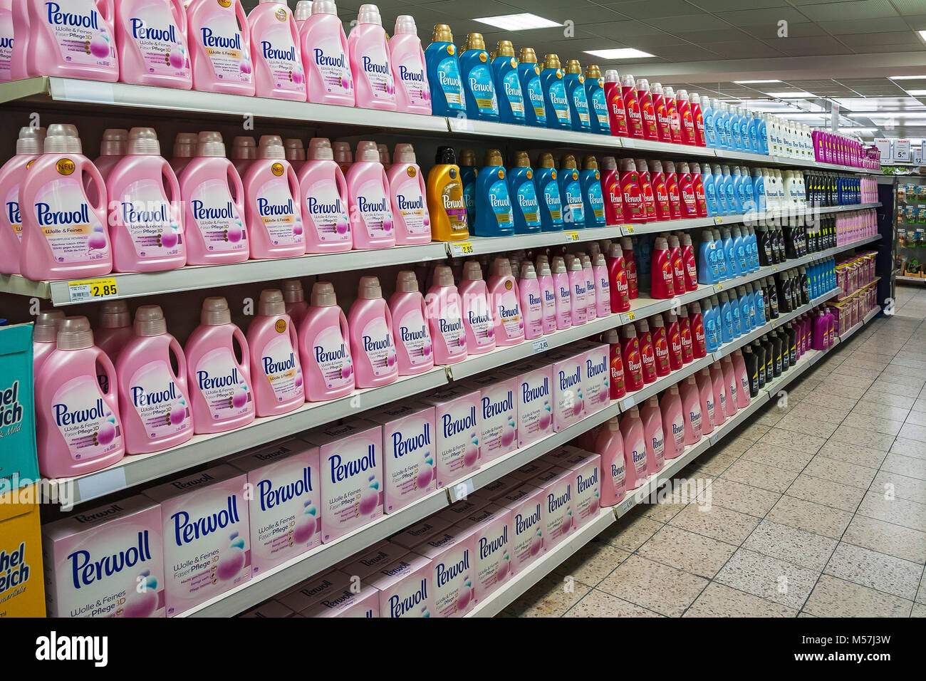Regal mit Waschmittel in einem Supermarkt, Deutschland Stockfotografie -  Alamy