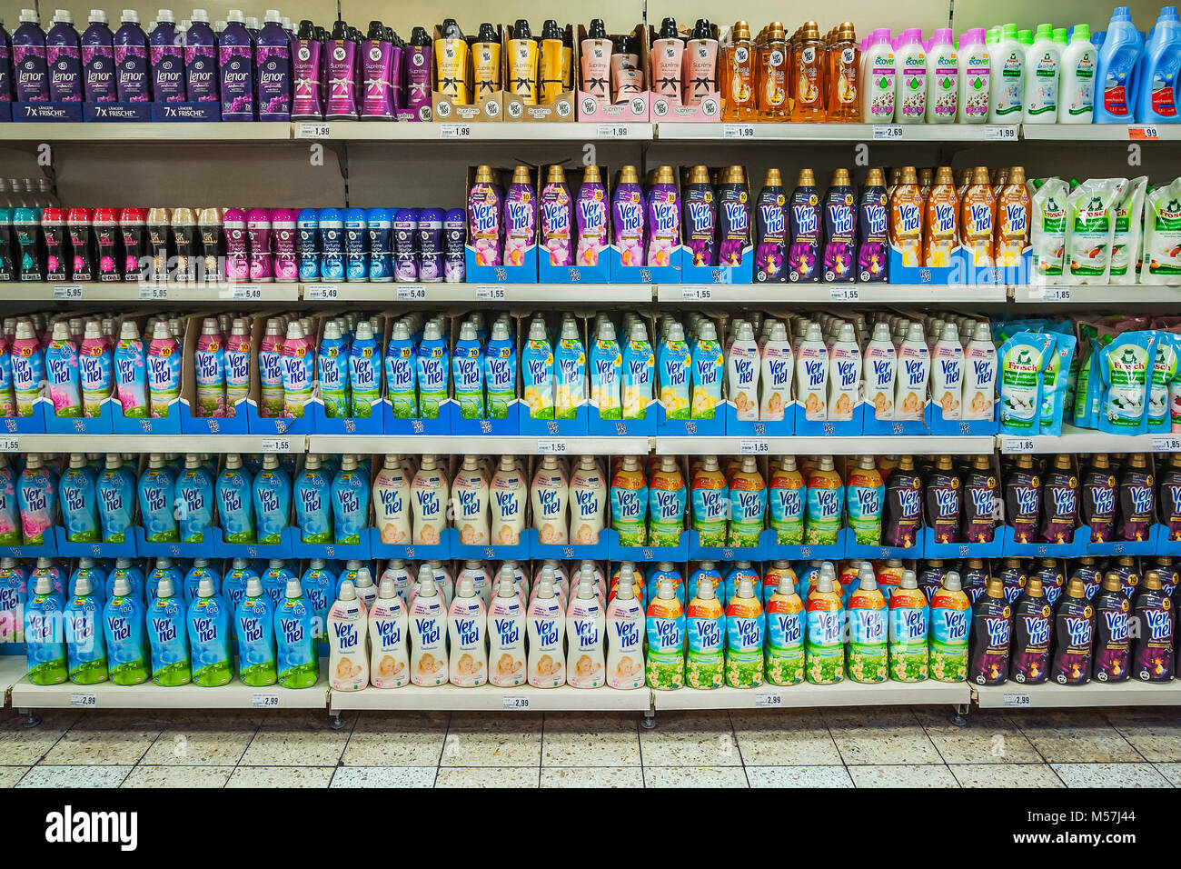 Regal mit Waschmittel in einem Supermarkt, Deutschland Stockfotografie
