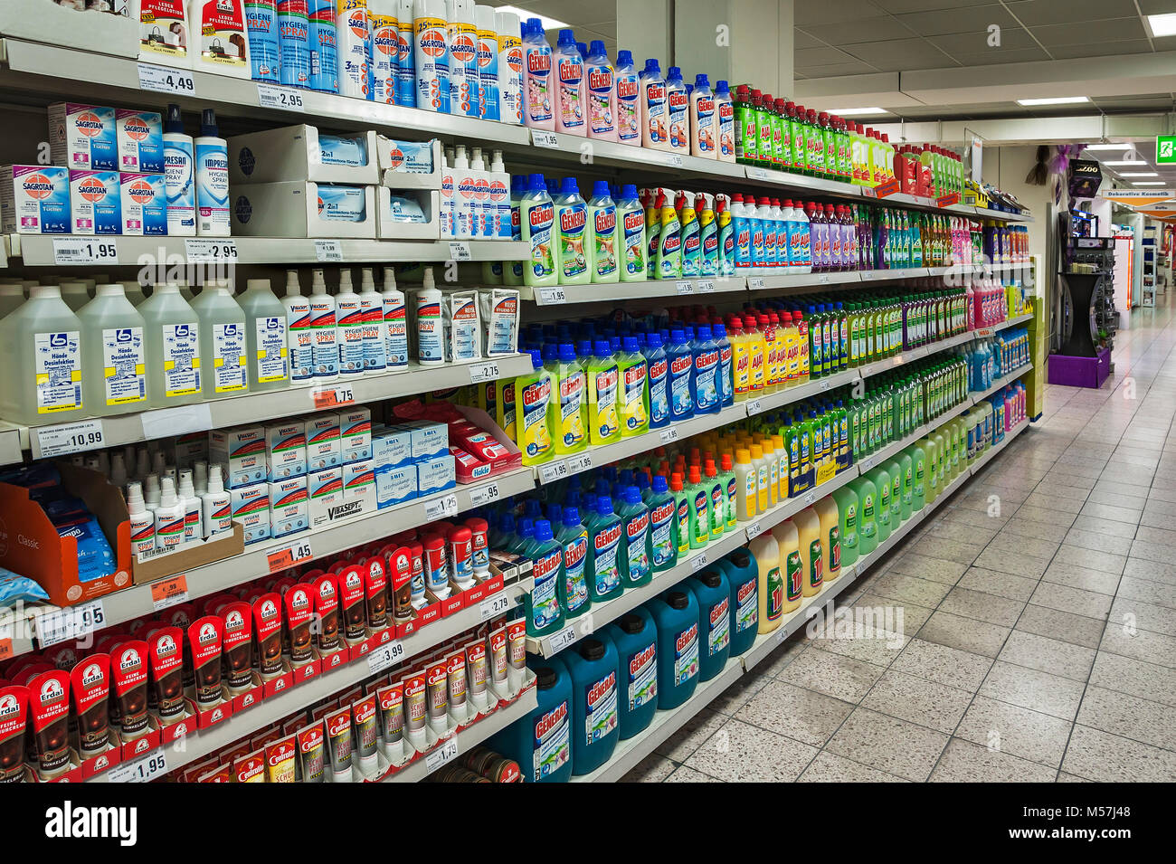 Regal mit Reinigungsmittel in einem Supermarkt, Deutschland Stockfoto