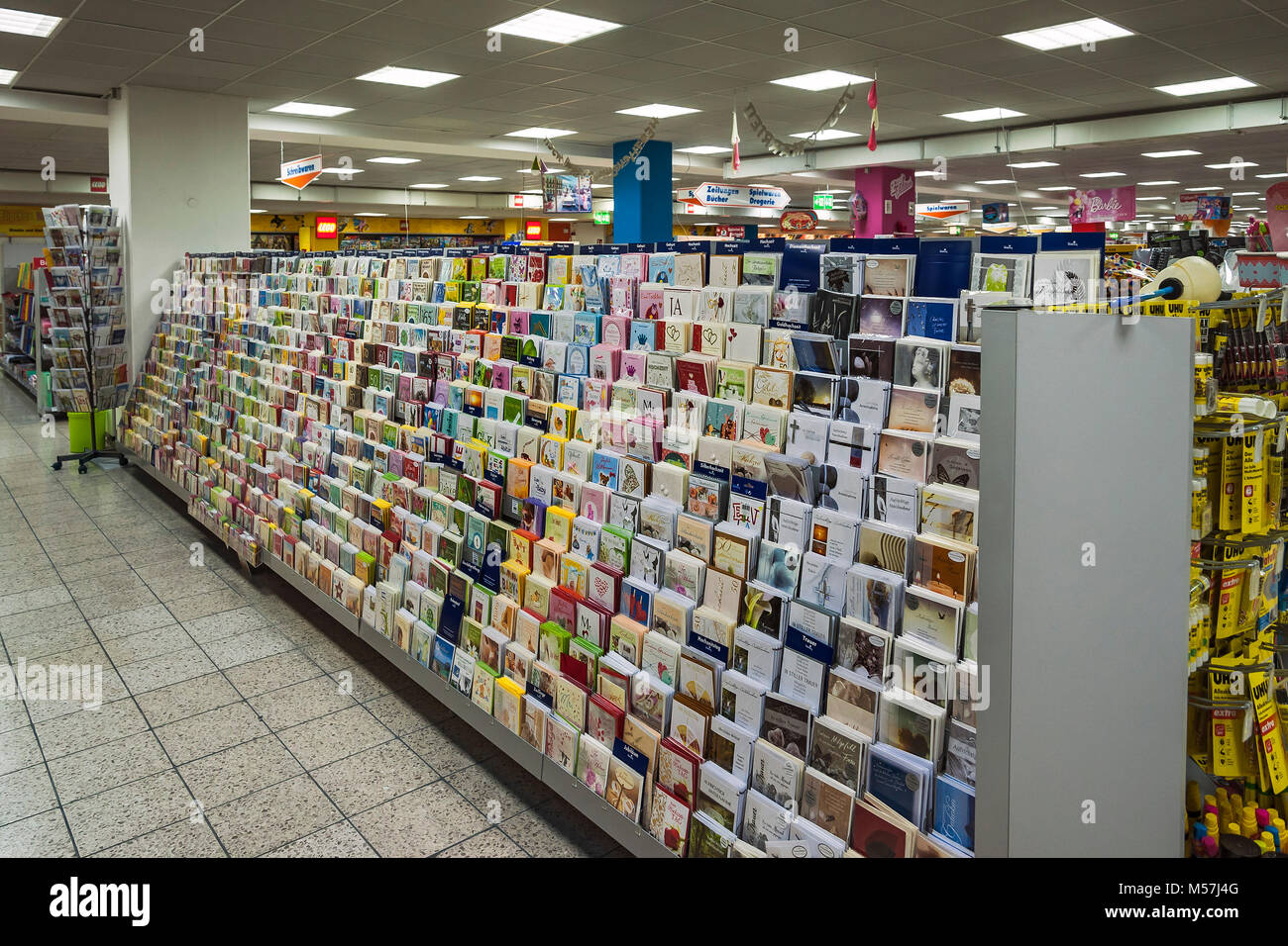 Regal mit Grußkarten in einem Supermarkt, Deutschland Stockfoto