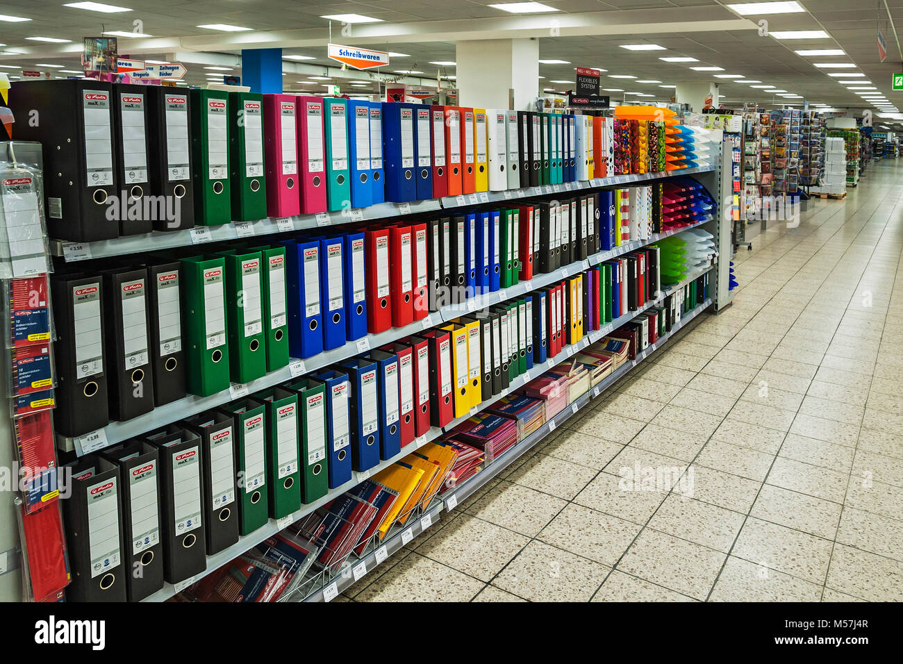 Regal mit Bürobedarf in einem Supermarkt, Deutschland Stockfoto