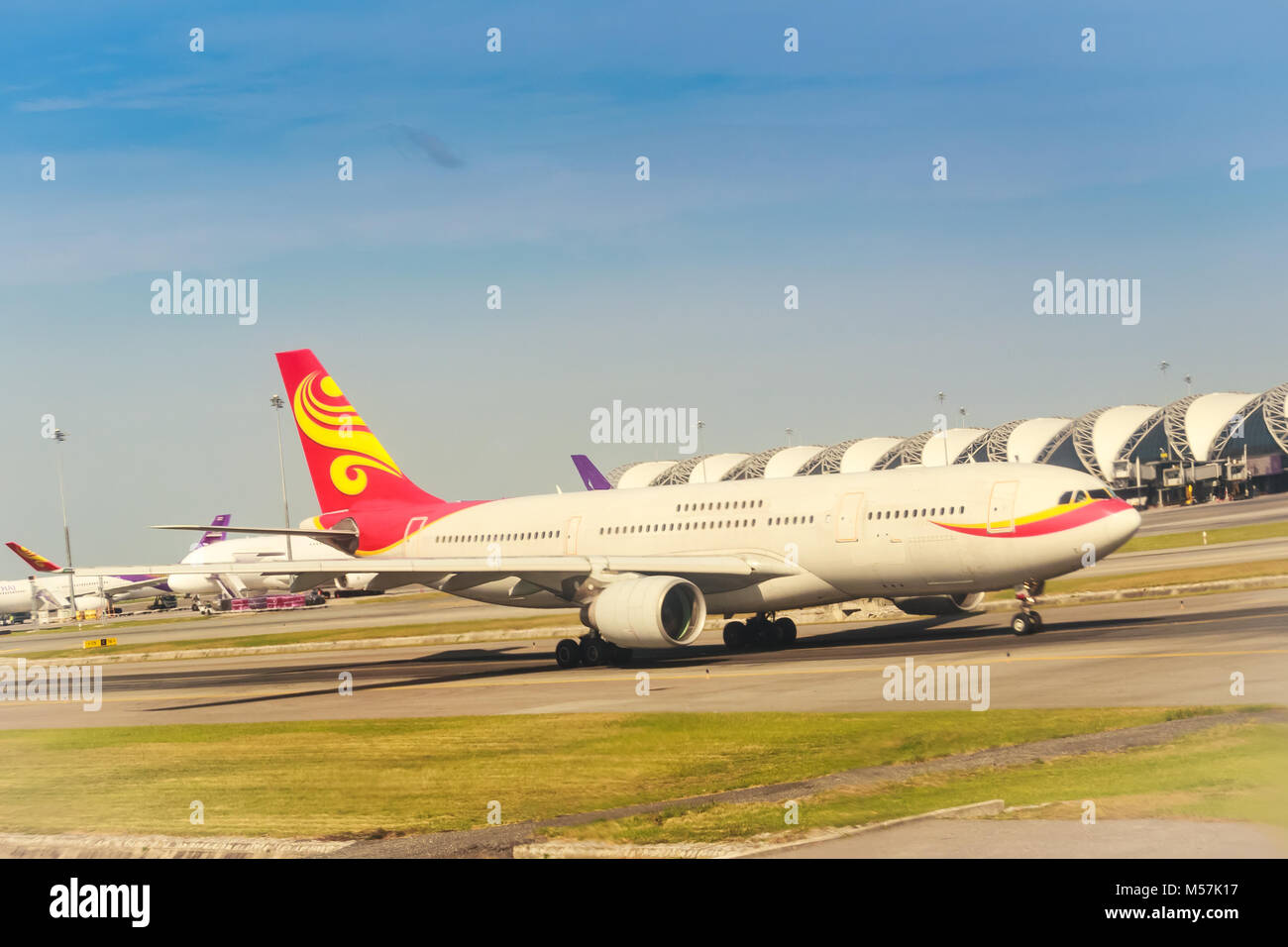 Flugzeug auf der Landebahn, die Sie am Flughafen Suvarnabhumi Airport, Thailand vorzubereiten, einer der verkehrsreichsten Flughafen in Asien. Stockfoto