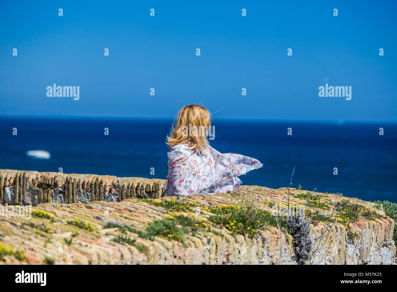Portrait von ein blondes Mädchen mit ihren Augen in Richtung Meer gedreht Stockfoto