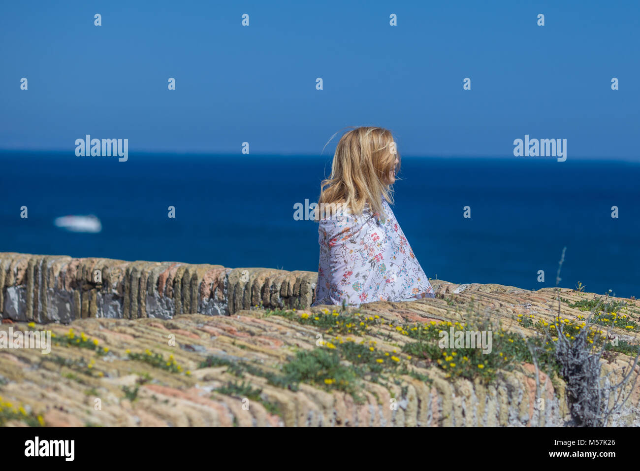Portrait von ein blondes Mädchen mit ihren Augen in Richtung Meer gedreht Stockfoto