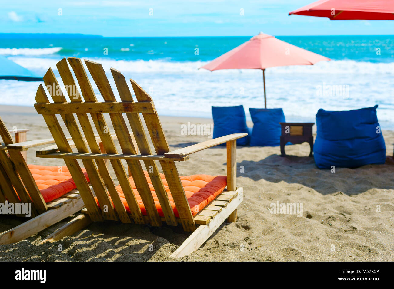 Stühle, Säcke und Sonnenschirme am tropischen Strand. Die Insel Bali, Indonesien Stockfoto