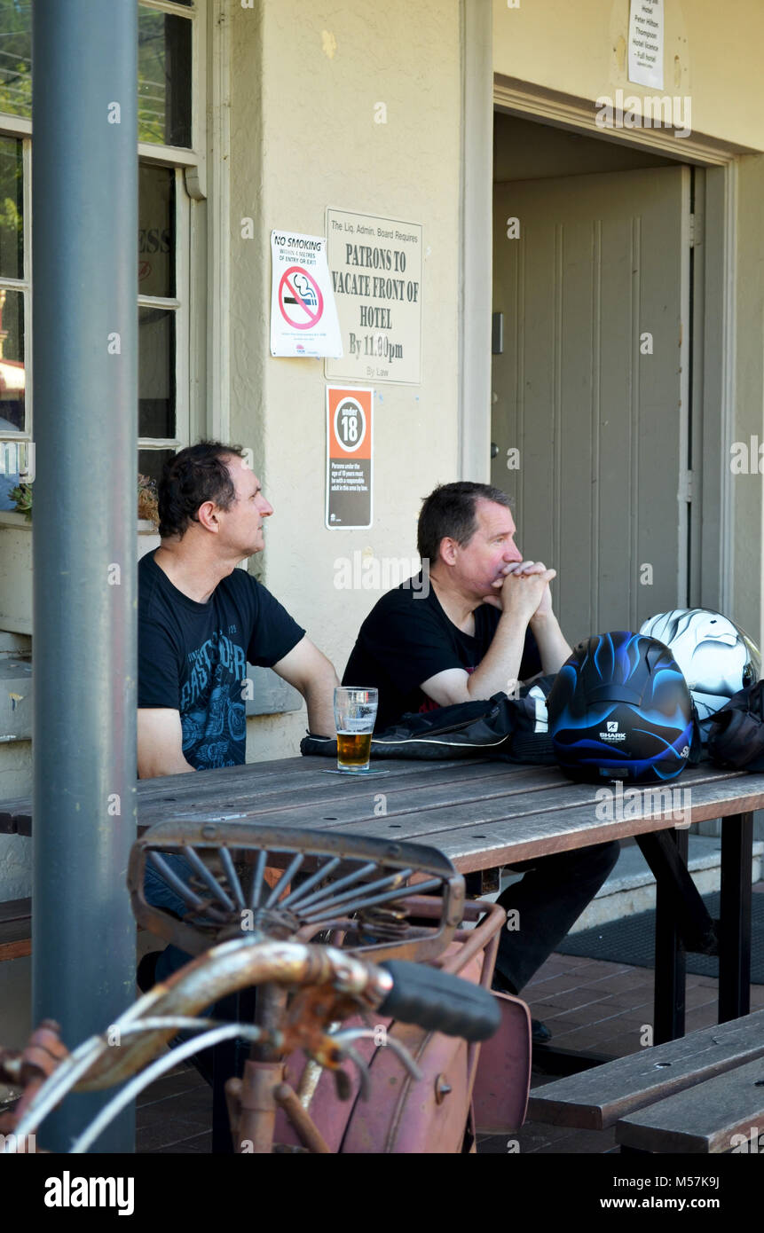 Zwei Männer trinken außerhalb Pub. Kangaroo Valley NSW Australien Stockfoto