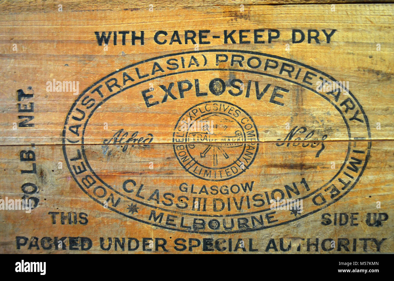 Alte Holzkiste mit explosivem Inhalt Stockfoto