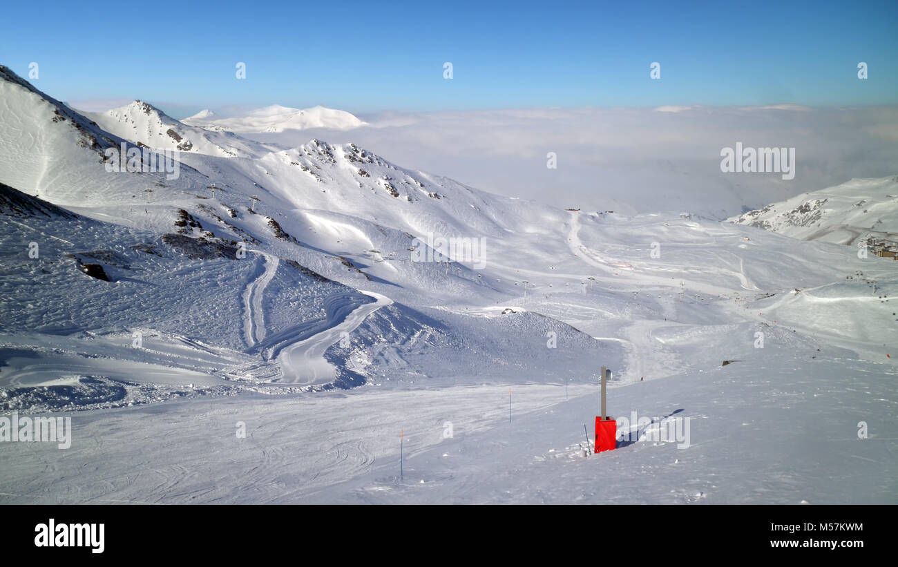 Ski, Snowboard Pisten, off piste Spuren, in französischer Sprache Resort von Val Thorens, Les Trois Vallees, an einem verschneiten Wintertag Sturm Wolken Stockfoto