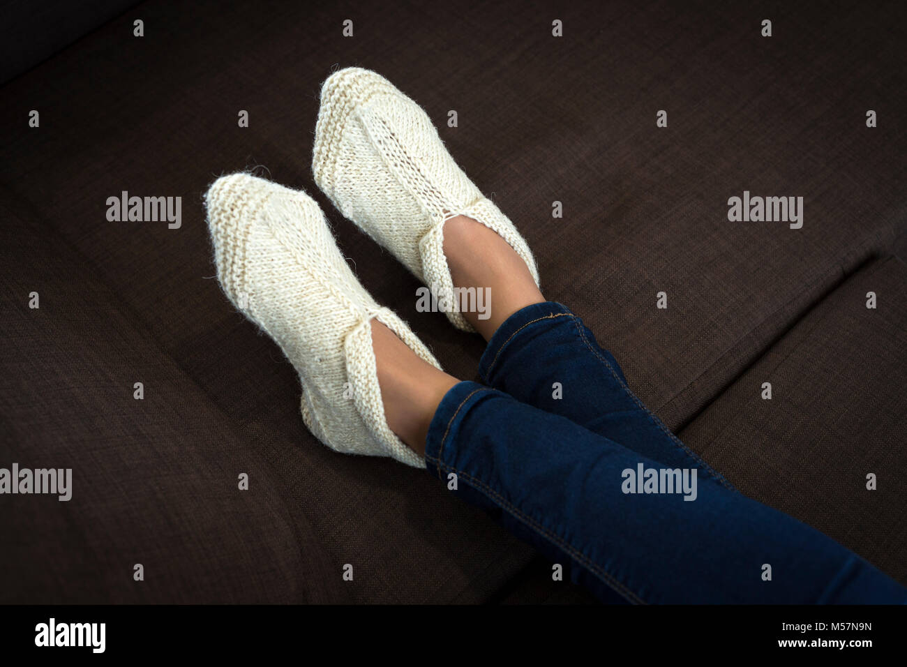 Eine typische Produktion des Balkan Kunsthandwerk: Hausschuhe aus Gewirken aus Wolle von Hand. Artisanat des Balkan: chaussons de Laine tricotés Main. Stockfoto