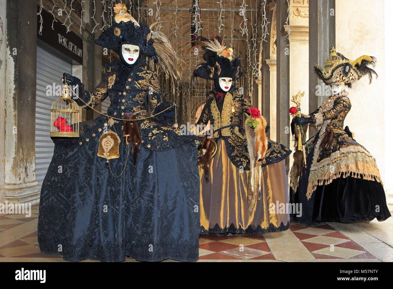 Drei freundlichen Damen in wunderschönen Trachten während des Karnevals von Venedig (Carnevale di Venezia) in Venedig, Italien Stockfoto