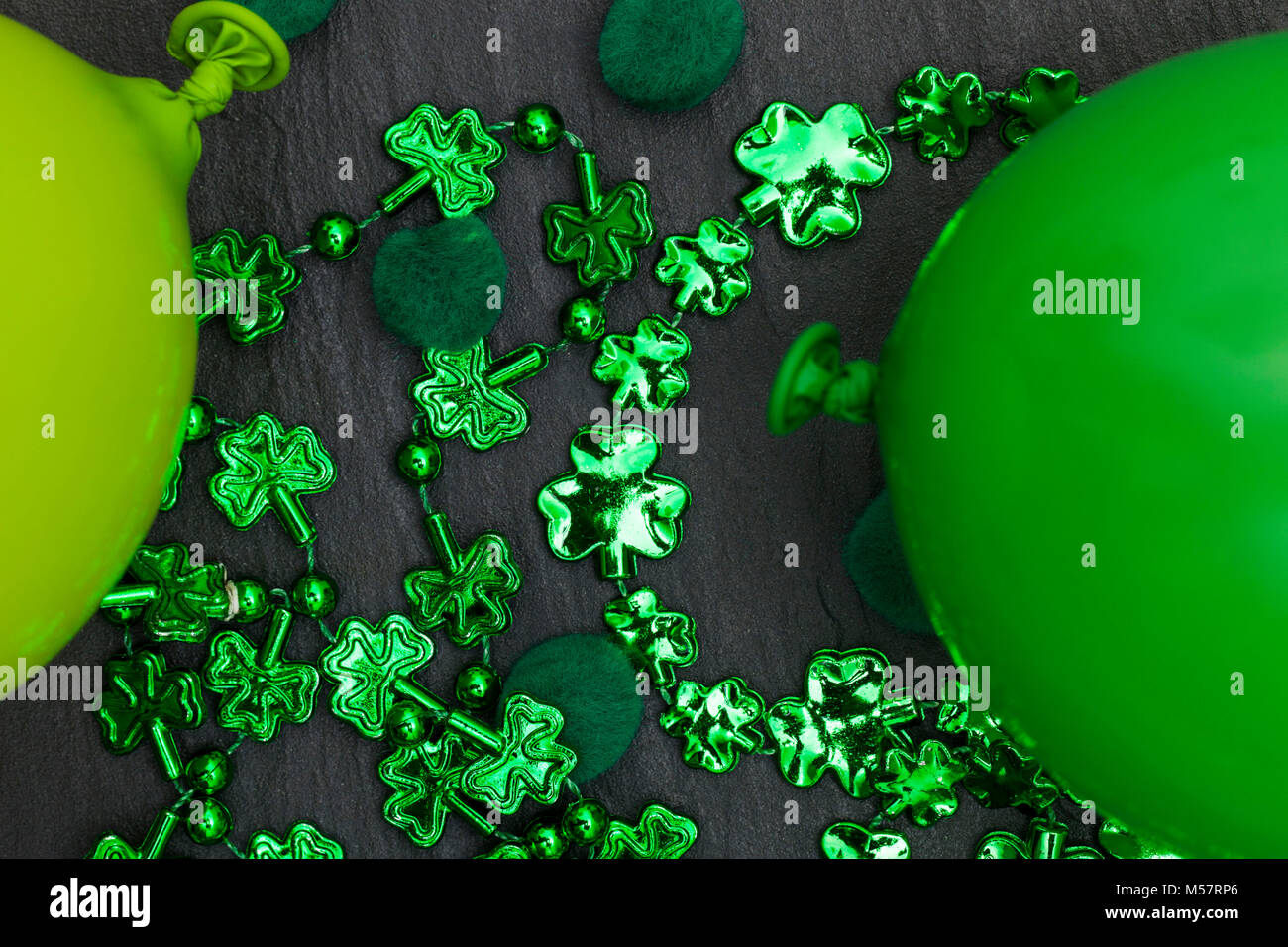 St Patrick's Day Hintergrund mit grünen Luftballons und Shamrock Stockfoto