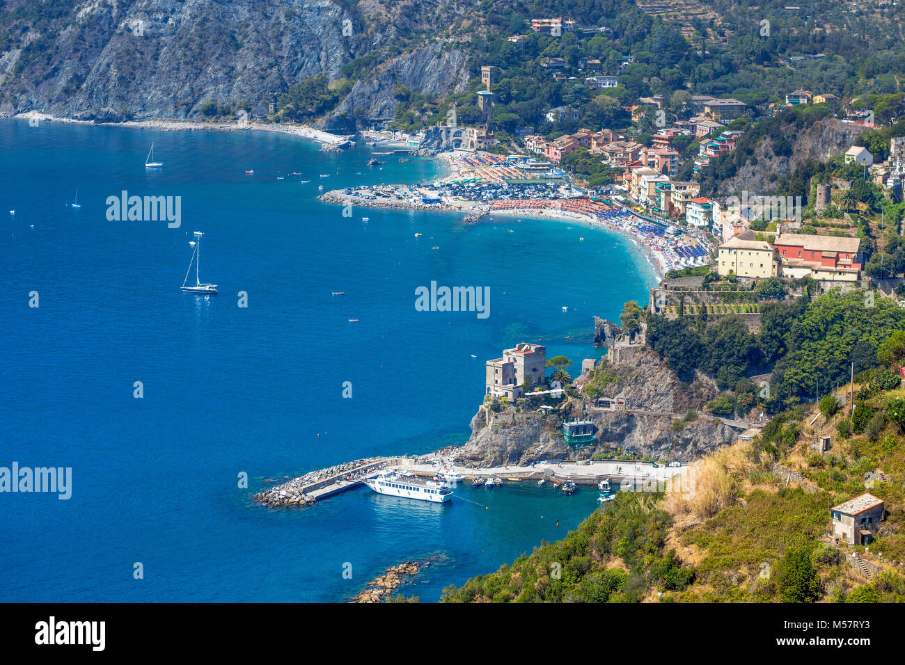 Luftaufnahme von Monterosso al Mare in der Cinque Terre, Ligurien kosten, Mittelmeer, in der Provinz La Spezia, Italien. Stockfoto