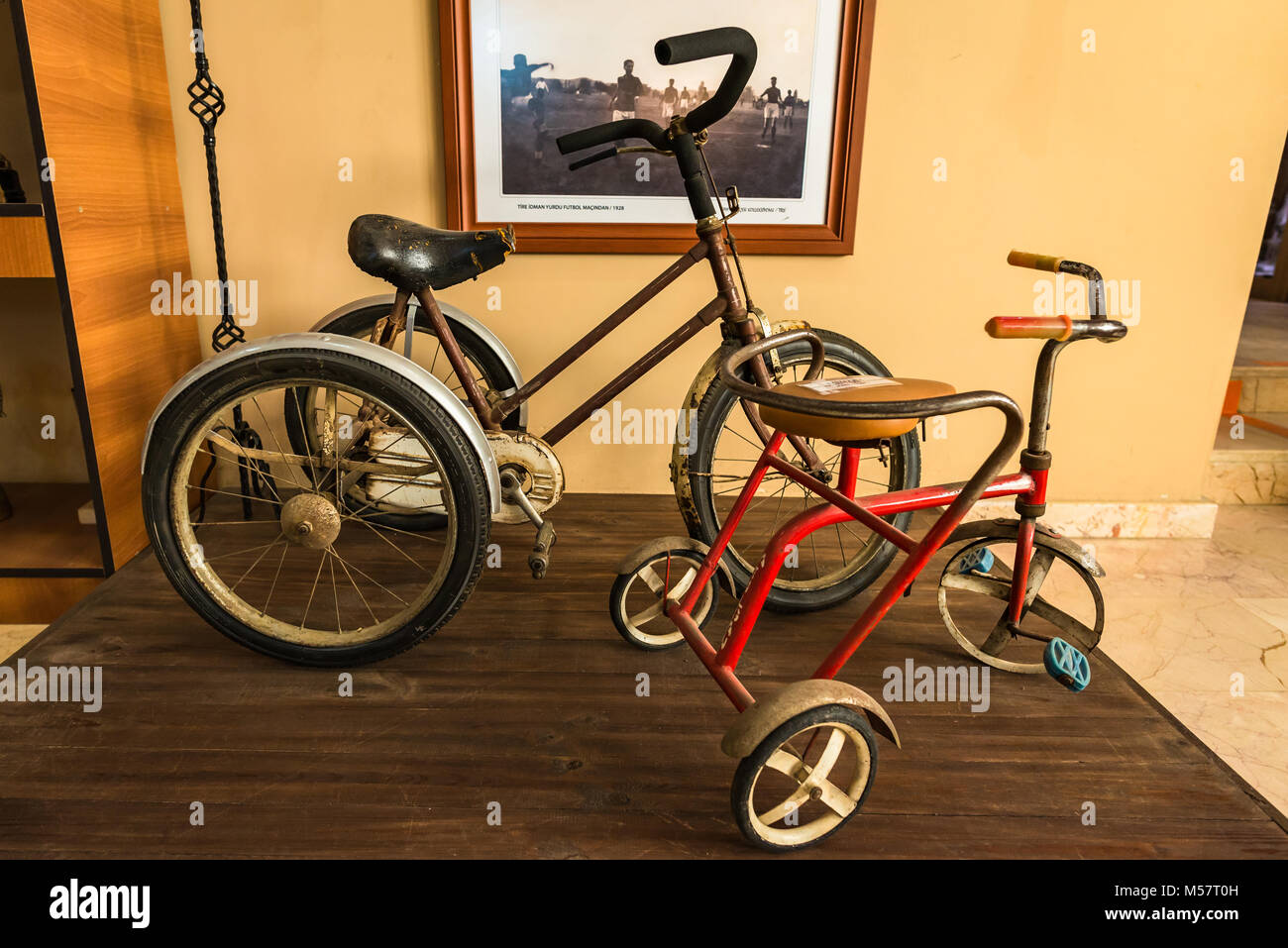 Die Vintage Kinder Dreiräder im Museum Stockfoto
