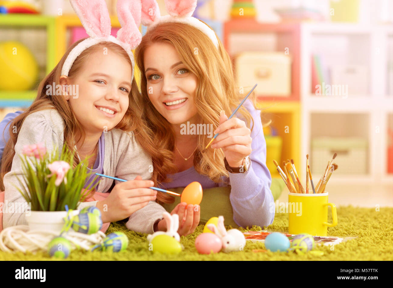 Mutter und Tochter färben Eier Stockfoto