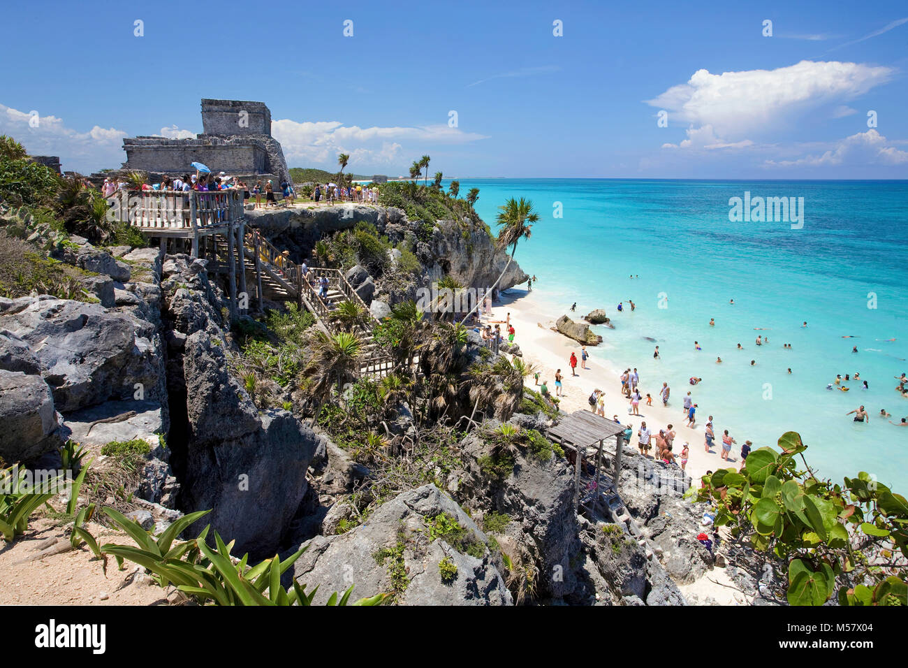 Strand bei Ruinen der Maya, Tulum archäologische Zone, Tulum, Riviera Maya, Quintana Roo, Mexiko, der Karibik Stockfoto