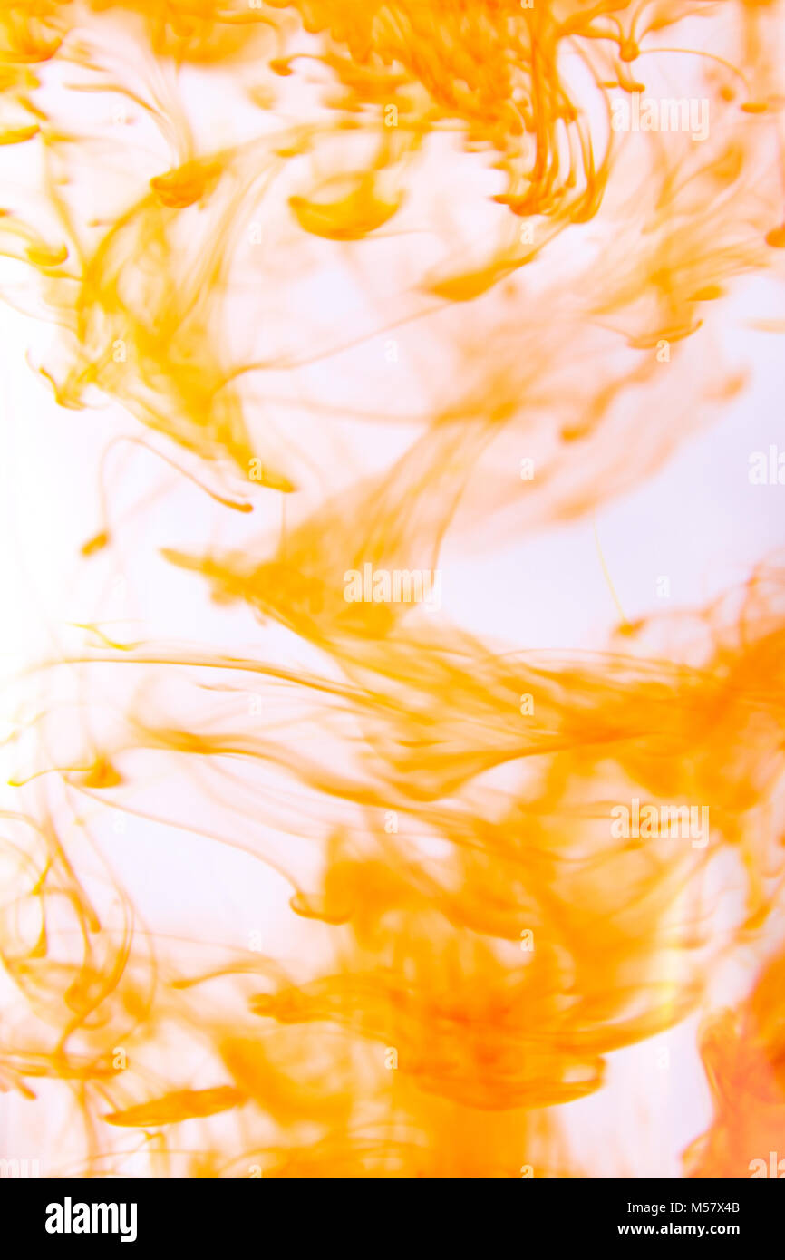 Abstrakte Muster und Formen durch Hinzufügen von orange Farben zu Wasser Stockfoto