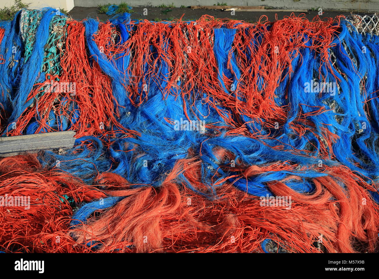 Fischernetze trocknen auf der Pier im Hafen von Cherbourg. Stockfoto