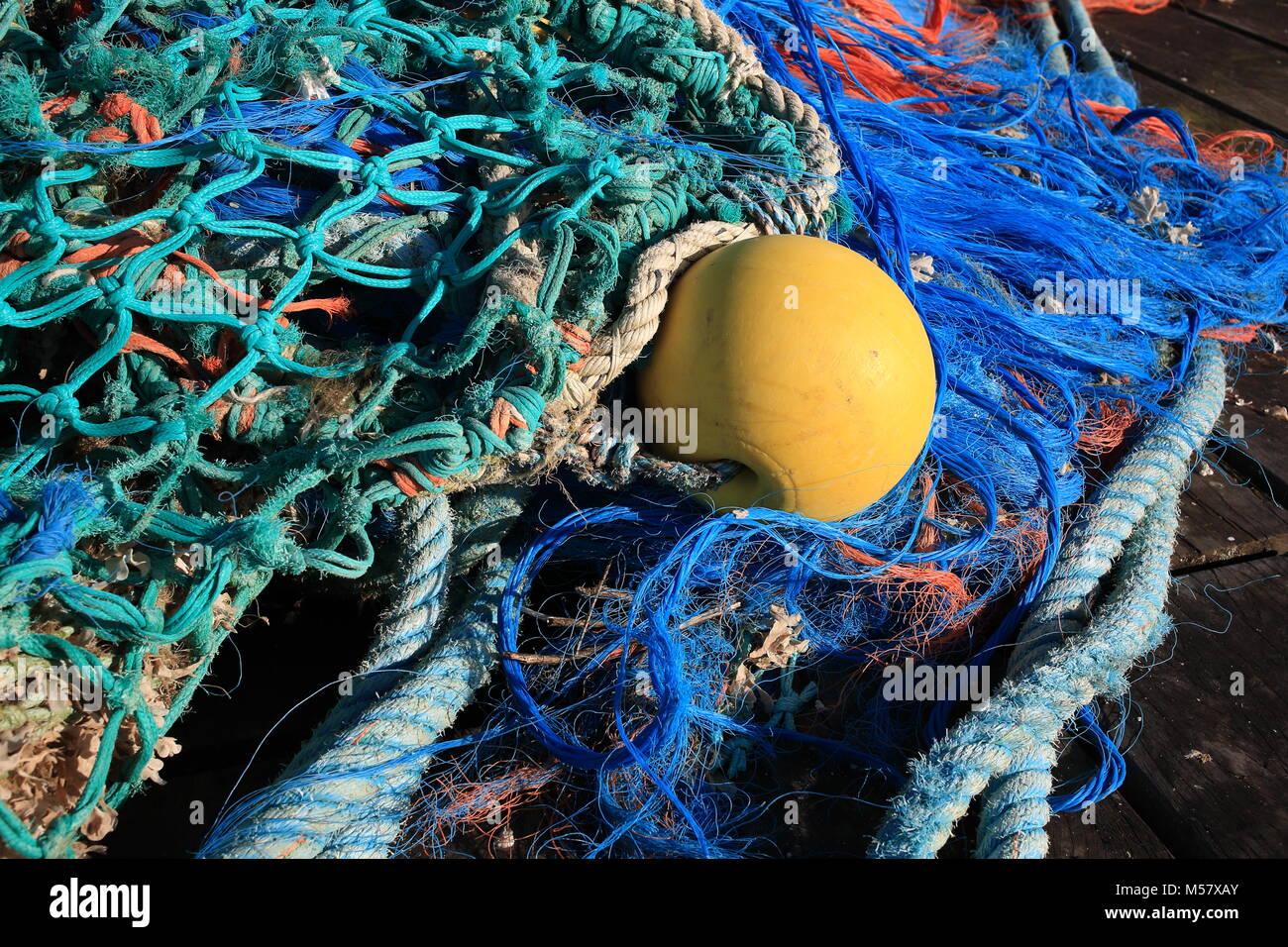 Fischernetze trocknen auf der Pier im Hafen von Cherbourg. Stockfoto