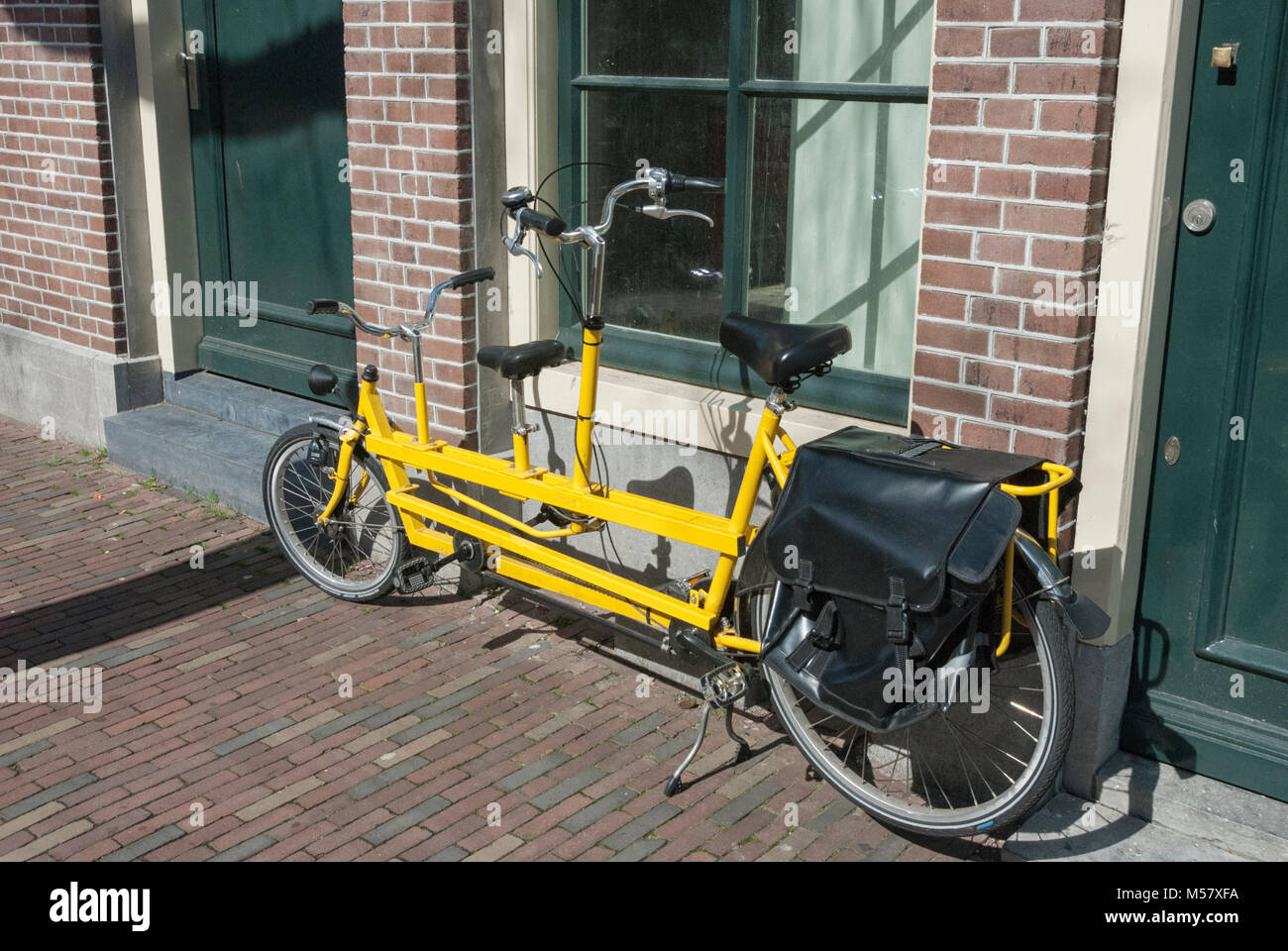 Yellow Bike Seat Stockfotos und -bilder Kaufen - Alamy