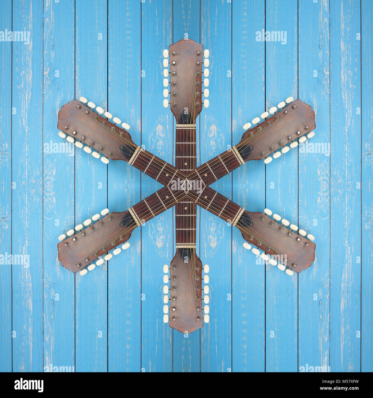 Musikinstrument - Abstrakte Star headstock peghead 12-String vintage Akustik Gitarre auf einem blauen Hintergrund aus Holz. Stockfoto