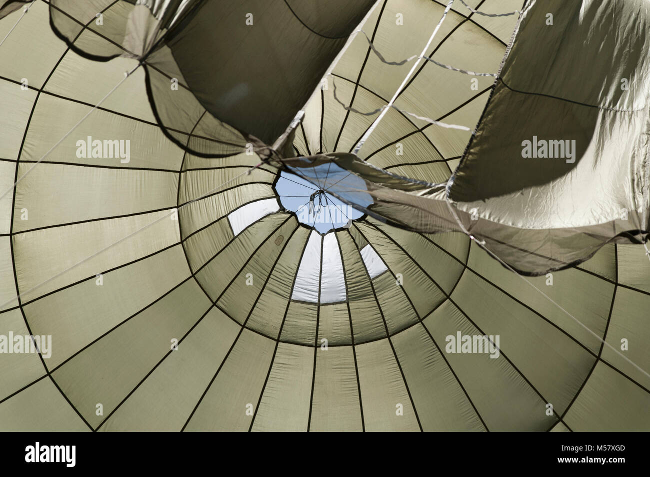 Einblick von einer großen, grünen Fallschirm aus dem Zweiten Weltkrieg Stockfoto