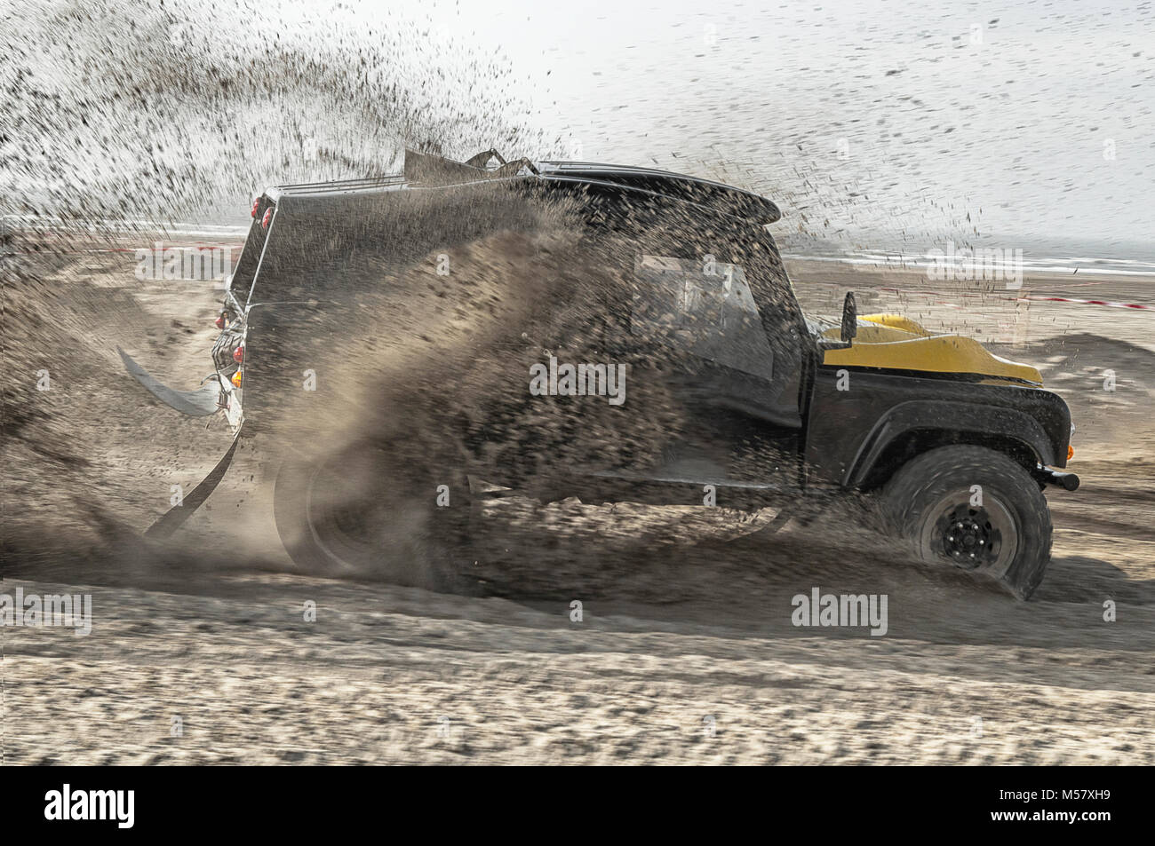 Racing Rover Car Racing am Strand mit hoher Geschwindigkeit Stockfoto