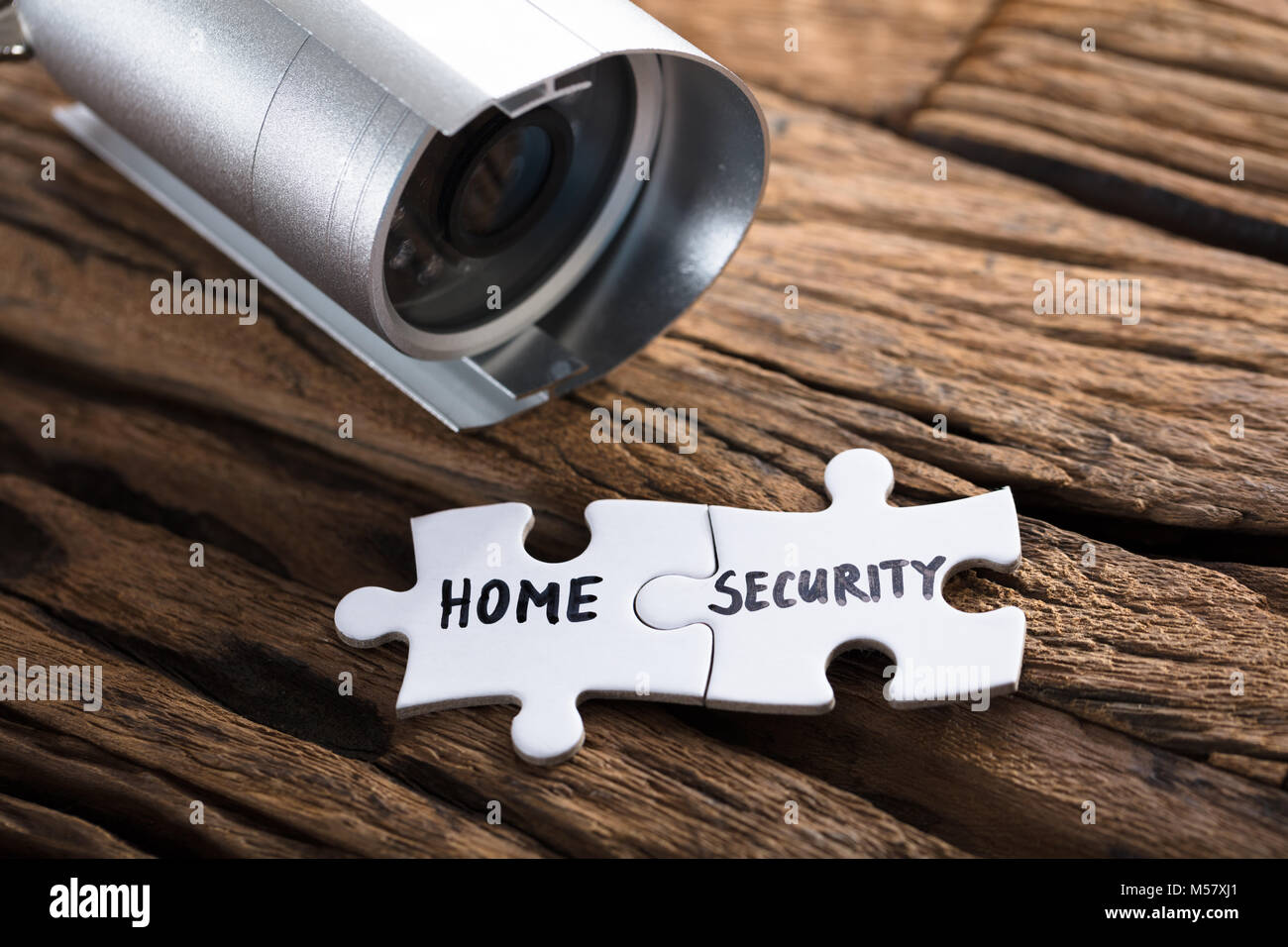 Nahaufnahme der home security Jigsaw Pieces von Sicherheit Kamera auf Holz Stockfoto