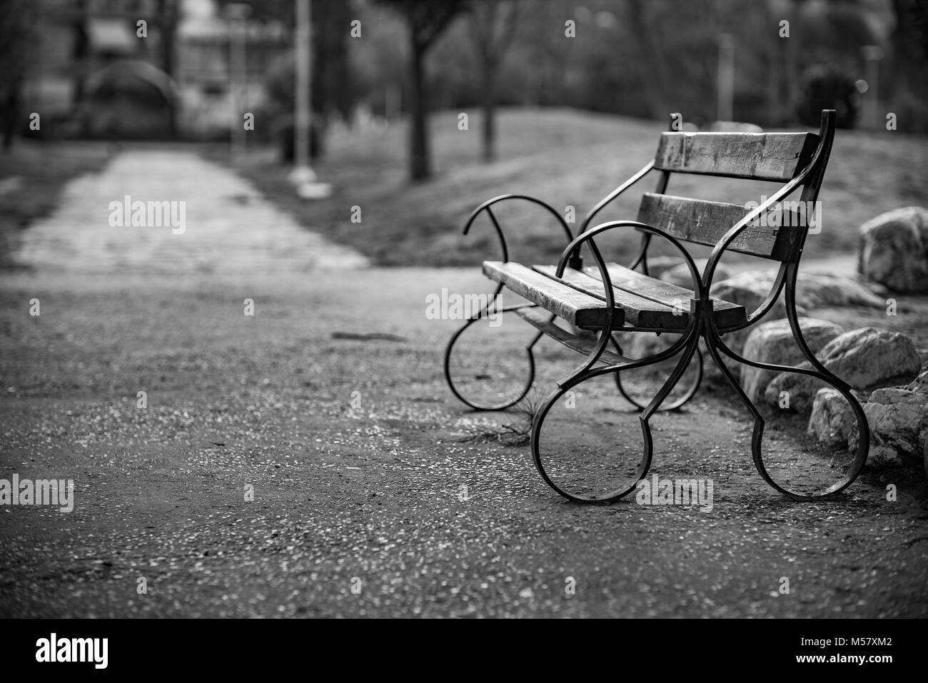 Schöne Bank im Park, Schwarz und Weiß im klassischen Stil Foto, Nostalgie für Alte Fotografie Stockfoto