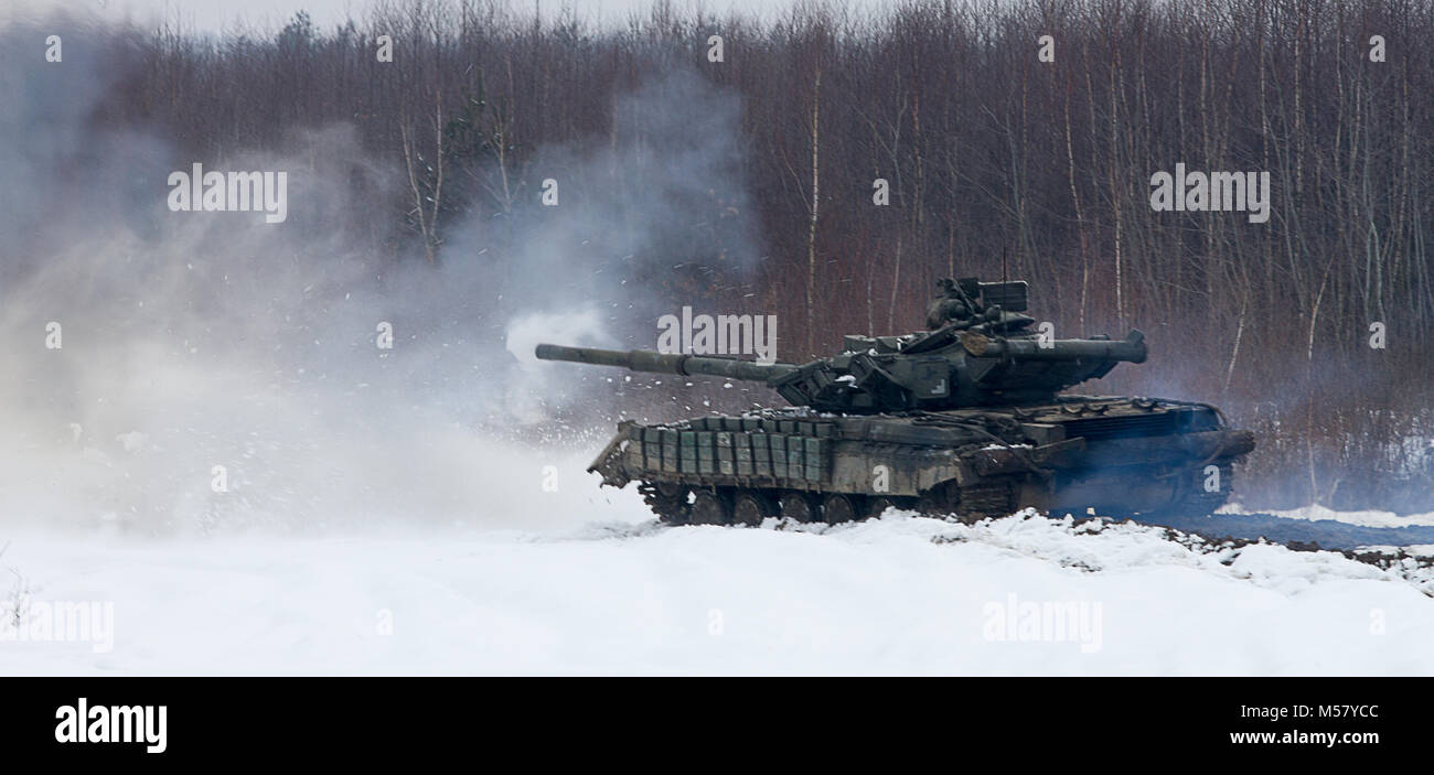 Yavoriv, der Ukraine Ukrainische Armee T-64B Tank feuert eine Runde während einer Übung an der Yavoriv Combat Training Center (CTC) Hier, 24.02.14. Den Tank gehört zur dritten Bataillon, 14 mechanisierte Brigade, die derzeit eine Ausbildung Rotation an der CTC ausfüllen. Während der Drehung, die 3-14 th wird durch US-amerikanische, kanadische, Litauisch, Polnisch betreut werden, und der britische Service Mitglieder, wie sie bei der Erreichung ihrer Ziel der NATO-Interoperabilität bemühen. (U.S. Armee Foto von Sgt. Alexander Rektor) Stockfoto