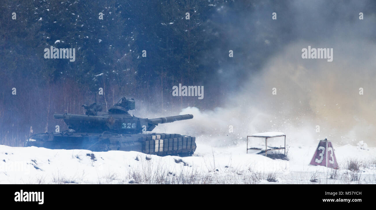 Yavoriv, der Ukraine Ukrainische Armee T-64B Tank feuert eine Runde während einer Übung an der Yavoriv Combat Training Center (CTC) Hier, 24.02.14. Den Tank gehört zur dritten Bataillon, 14 mechanisierte Brigade, die derzeit eine Ausbildung Rotation an der CTC ausfüllen. Während der Drehung, die 3-14 th wird durch US-amerikanische, kanadische, Litauisch, Polnisch betreut werden, und Großbritannien service Mitglieder, wie sie bei der Erreichung ihrer Ziel der NATO-Interoperabilität bemühen. (U.S. Armee Foto von Sgt. Alexander Rektor) Stockfoto