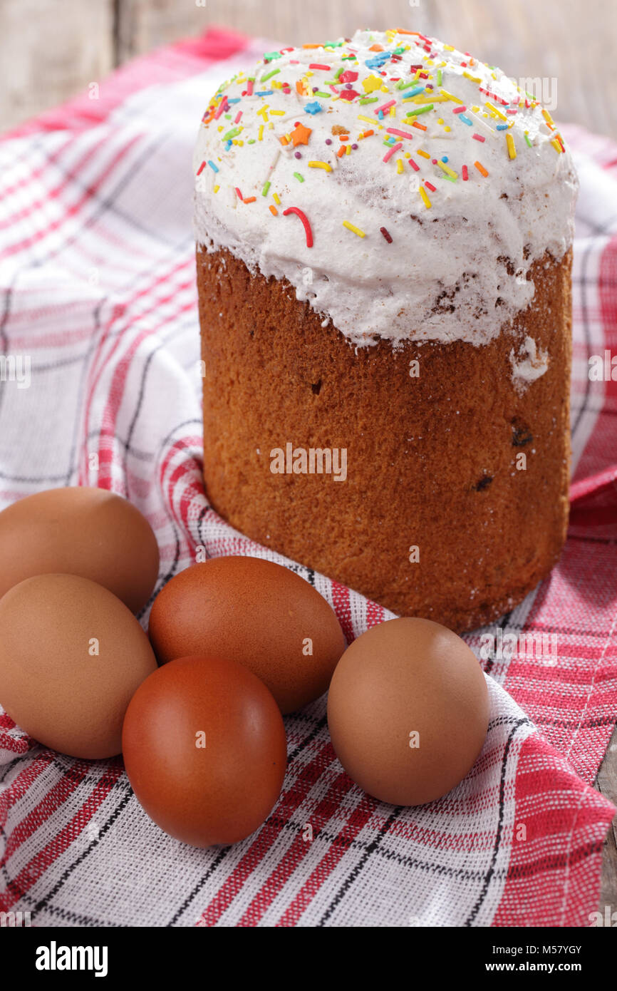 Russische Ostern Kuchen und gekochte Eier. Stockfoto