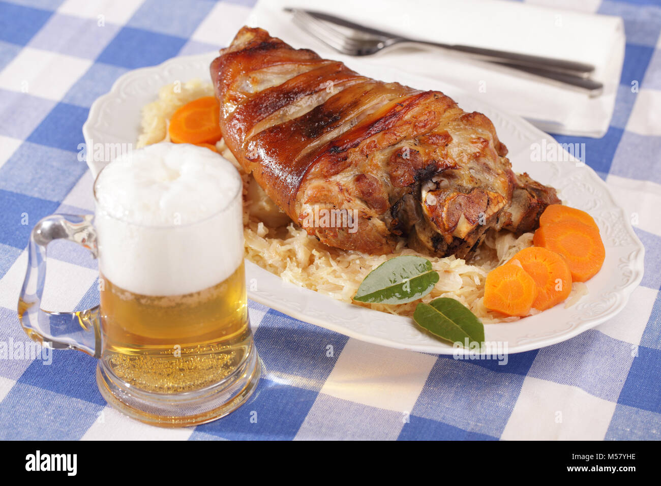 Eisbein, gebratene Schweinshaxe mit geschmortem Weißkohl und Bier ...