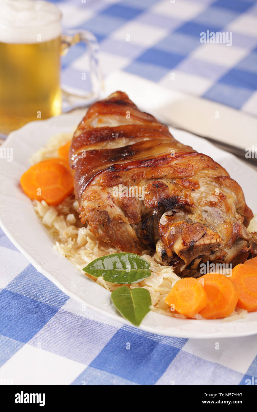 Eisbein, gebratene Schweinshaxe mit geschmortem Weißkohl und Bier ...