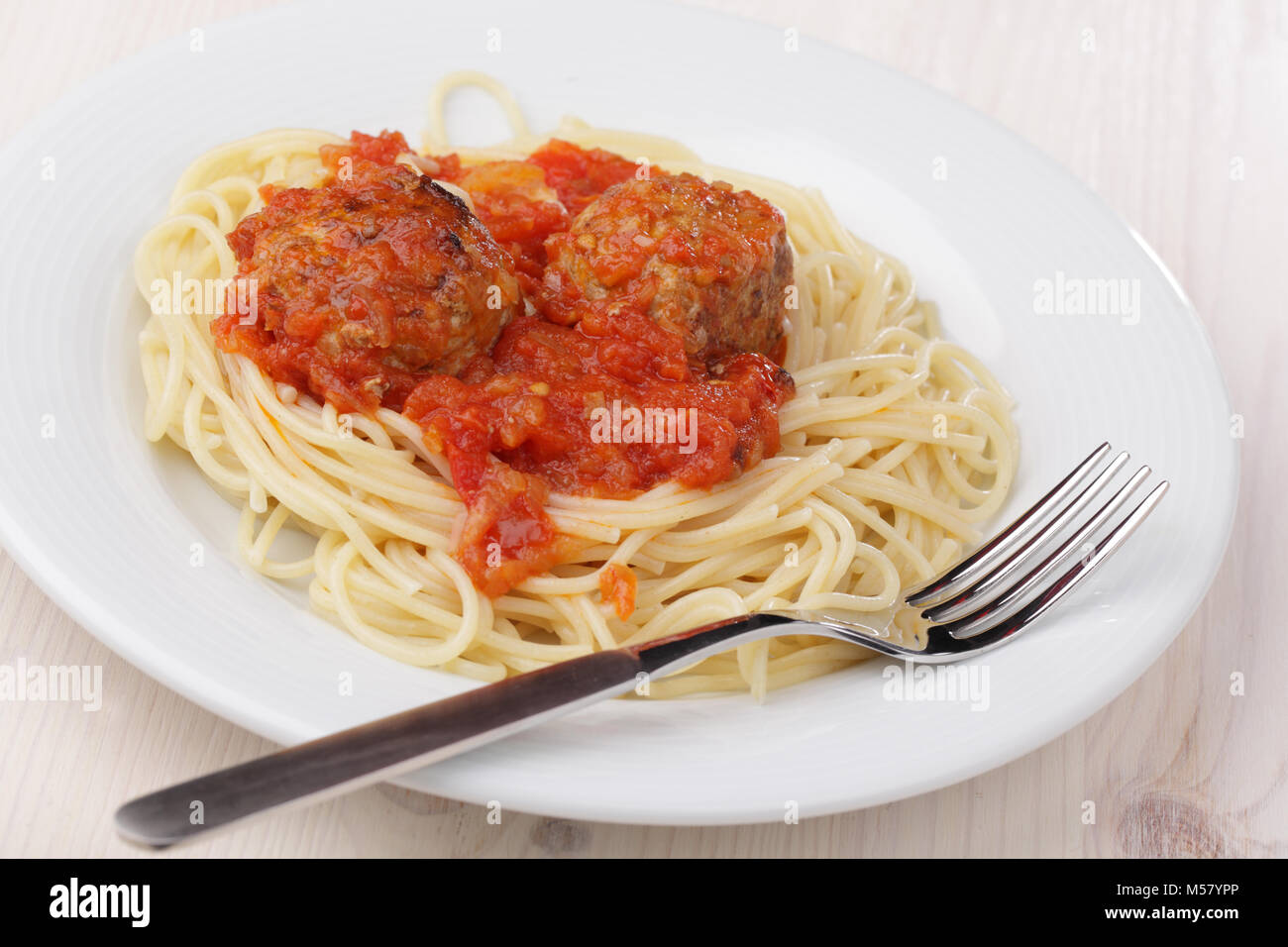 Hackfleischbällchen mit Tomatensauce und Spaghetti auf weiße Platte ...