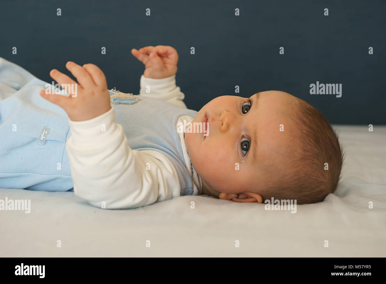 Baby Boy auf dem Bett - 5 Monat Stockfoto