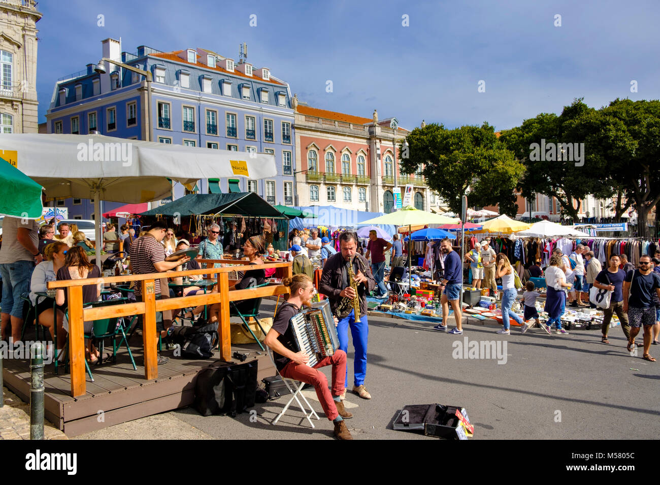 Feira da ladra Flohmarkt am Dienstag und Samstag in Alfama, Lissabon, Portugal Stockfoto