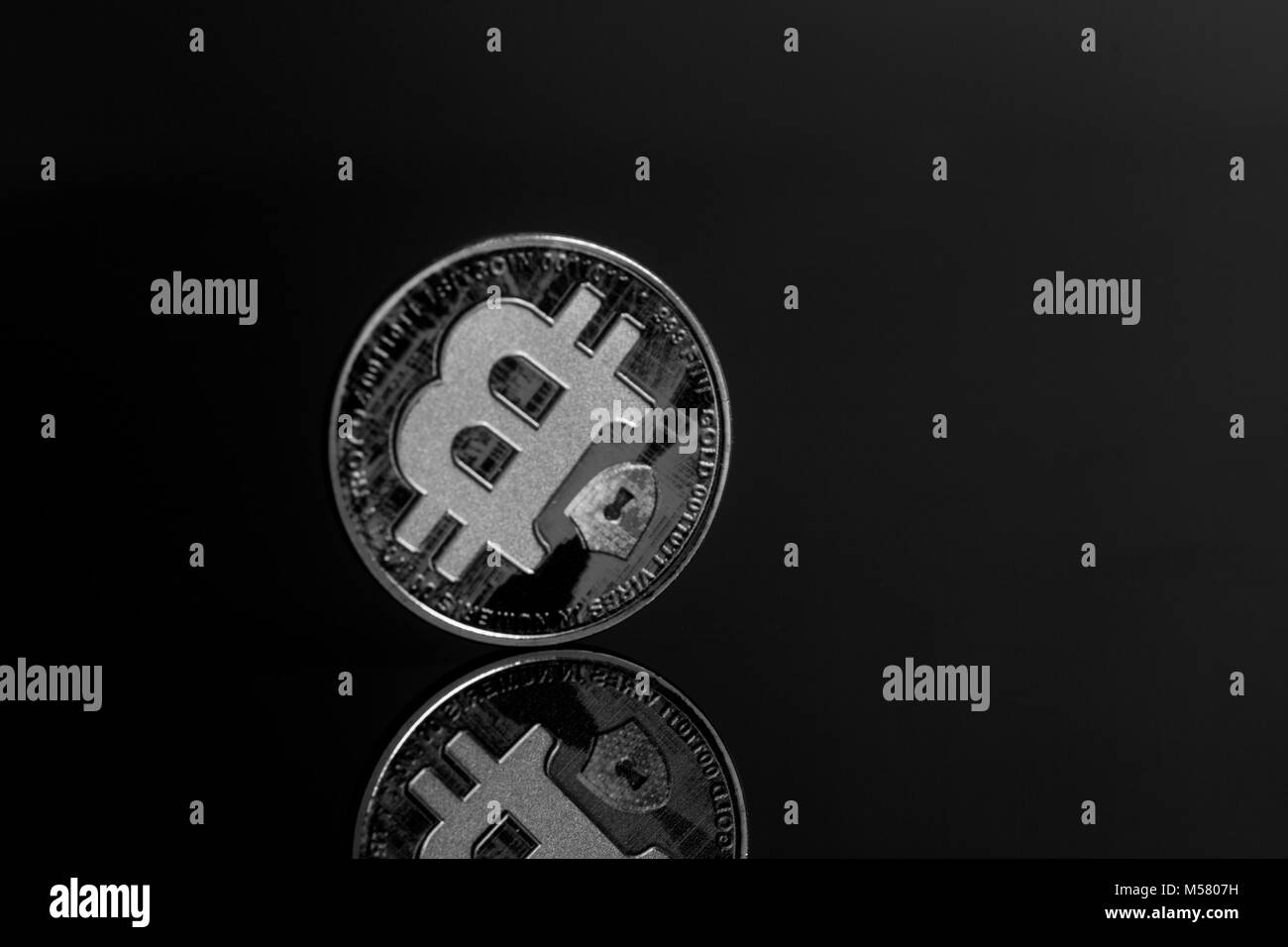 Bitcoin virtuelle Münze auf schwarzem Hintergrund. Stockfoto