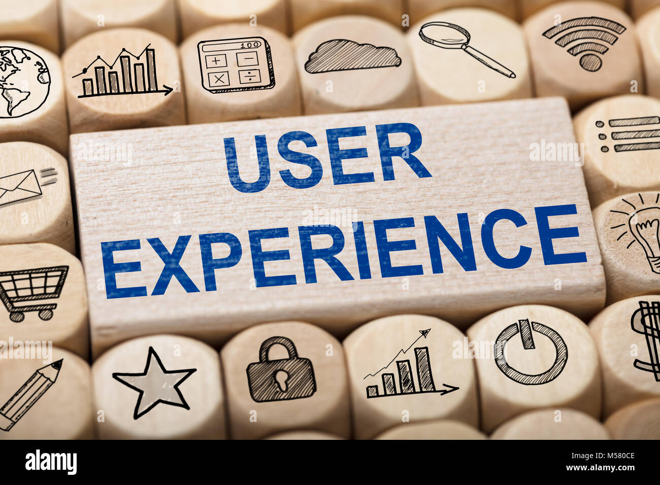 Full Frame geschossen von user experience Text auf Holz- Block, die von verschiedenen Computer Icons umgeben Stockfoto