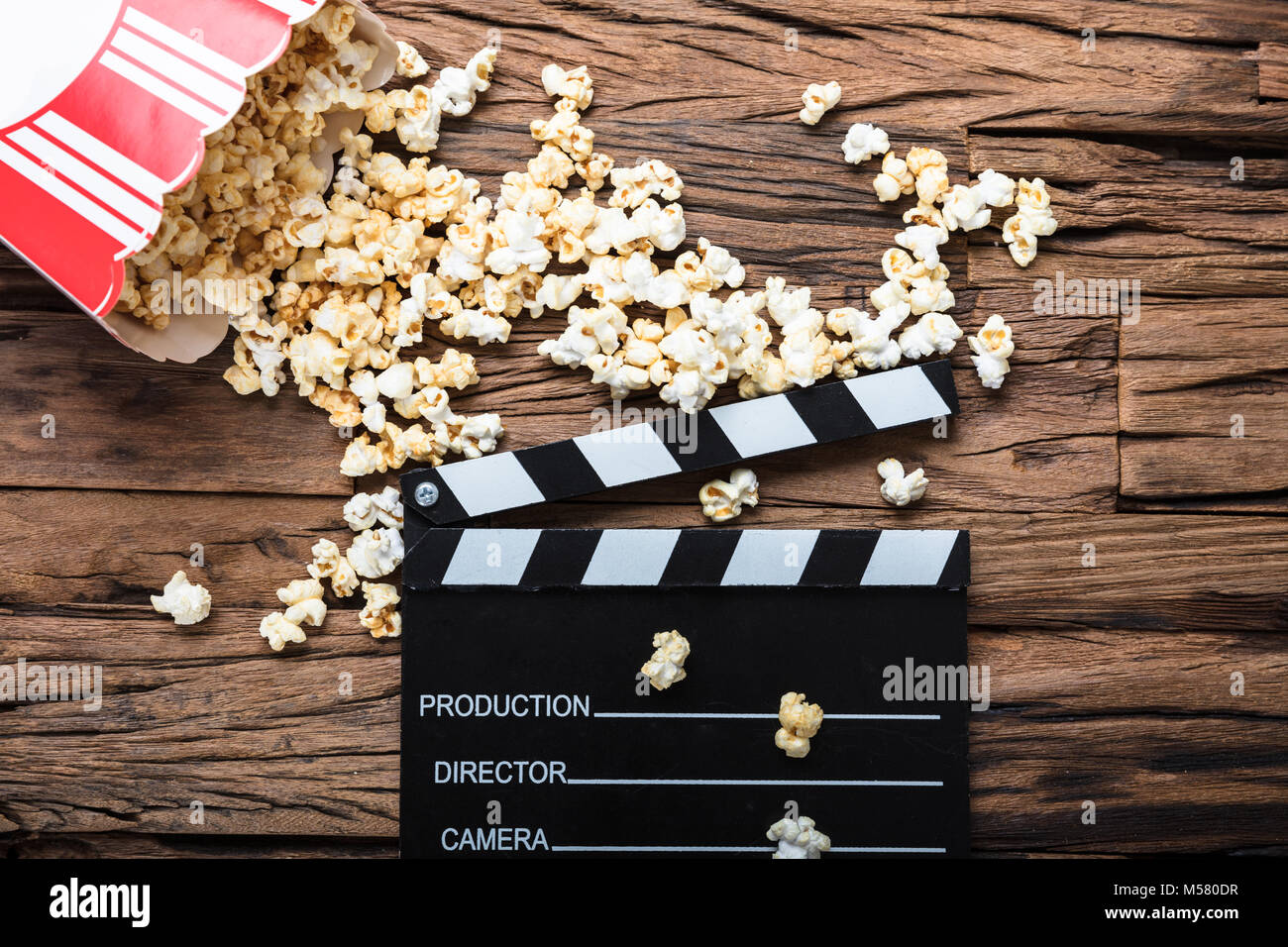 Nahaufnahme der Klappe und Popcorn auf Holz, die Zeit des Films Stockfoto