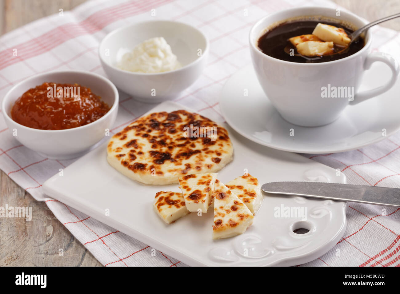 Schwedische Frühstück mit mini Landwirt Käse, moltebeermarmelade, Schlagsahne, und einer Tasse Kaffee Stockfoto
