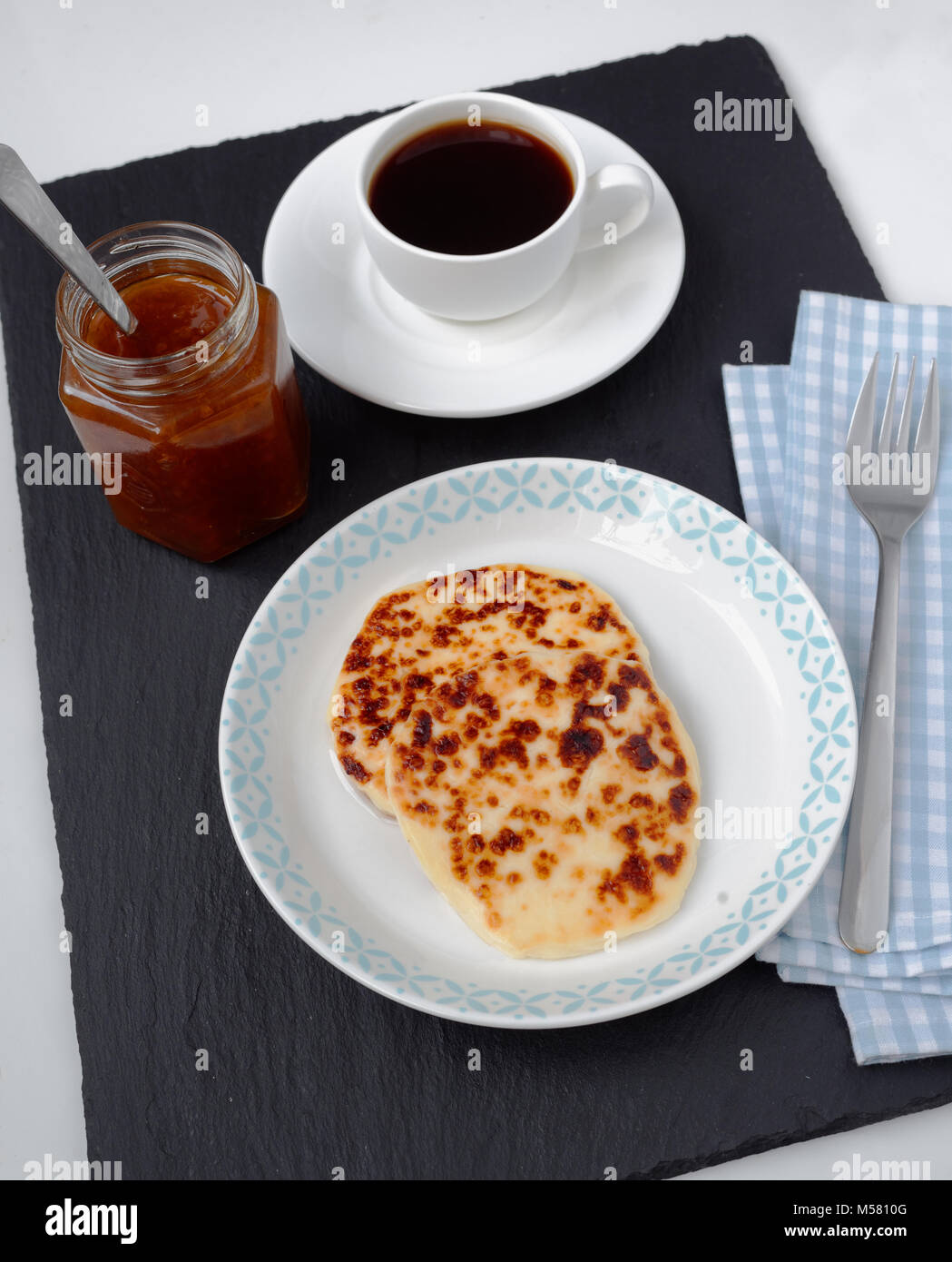 Schwedische Frühstück mit mini Landwirt Käse, moltebeermarmelade und einer Tasse Kaffee Stockfoto