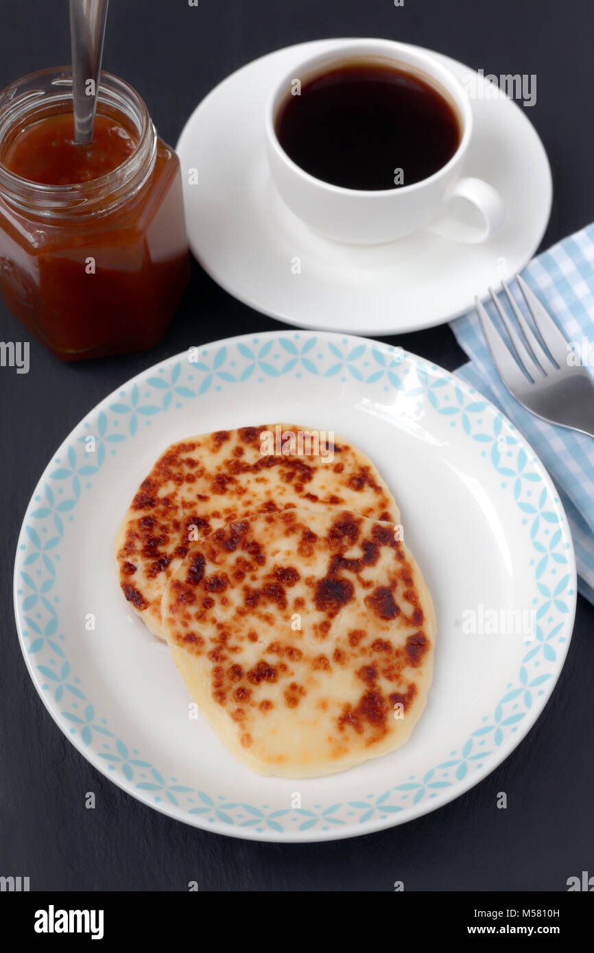 Schwedische Frühstück mit mini Landwirt Käse, moltebeermarmelade und einer Tasse Kaffee Stockfoto